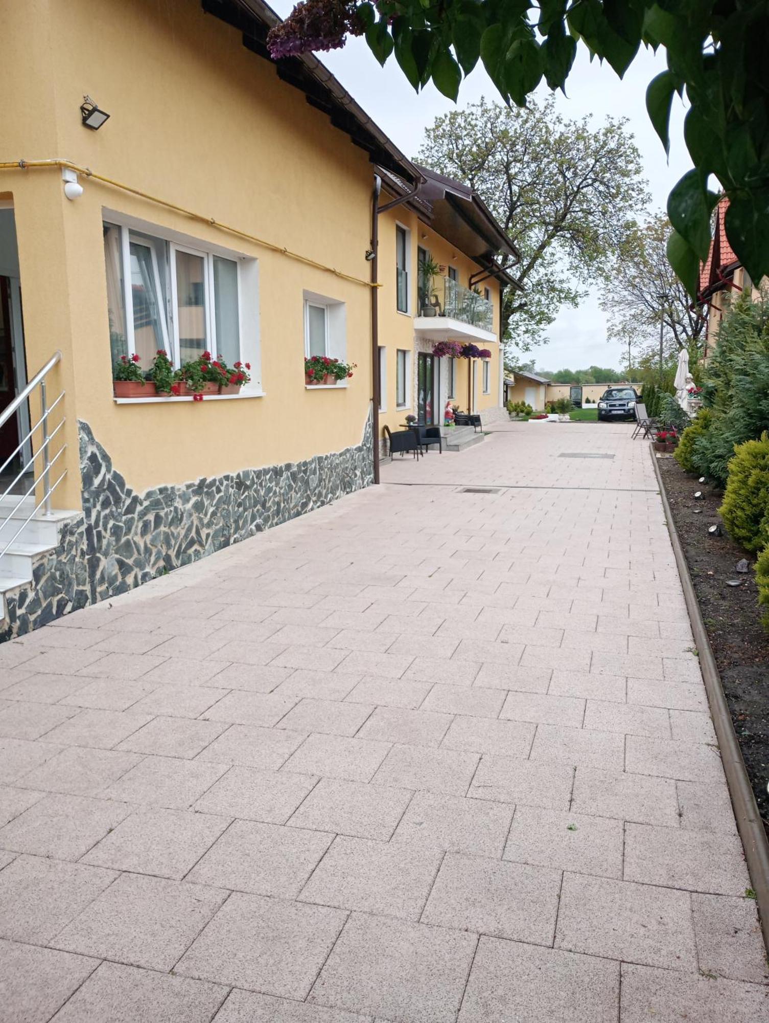 Izabella Guest House Сэчеле Экстерьер фото